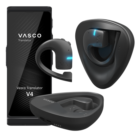 El dispositivo Translator V4 se muestra junto a un auricular de traducción inalámbrico de color negro, su estuche de carga y una base de carga triangular. En el auricular se pueden ver unas luces indicadoras azules.