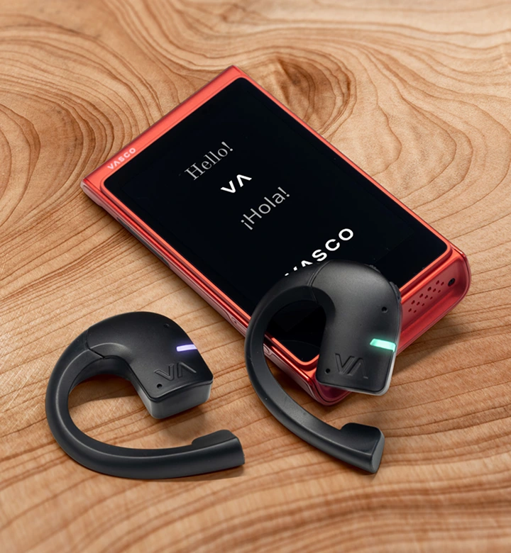 Un hombre haciendo clic en los ajustes de los auriculares de traducción en el dispositivo V4