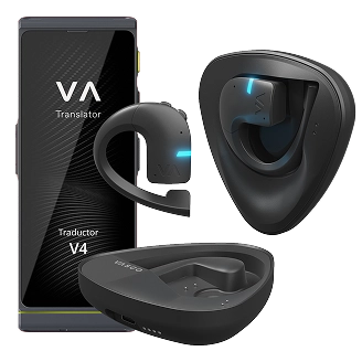 El dispositivo Translator V4 se muestra junto a un auricular de traducción inalámbrico de color negro, su estuche de carga y una base de carga triangular. En el auricular se pueden ver unas luces indicadoras azules.