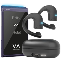 Pack del traductor Vasco Q1, que incluye un traductor Vasco Q1 de color morado con pantalla LED y el logotipo de VA en la pantalla, junto con unos auriculares de traducción Vasco E1 negros y un estuche de carga. 