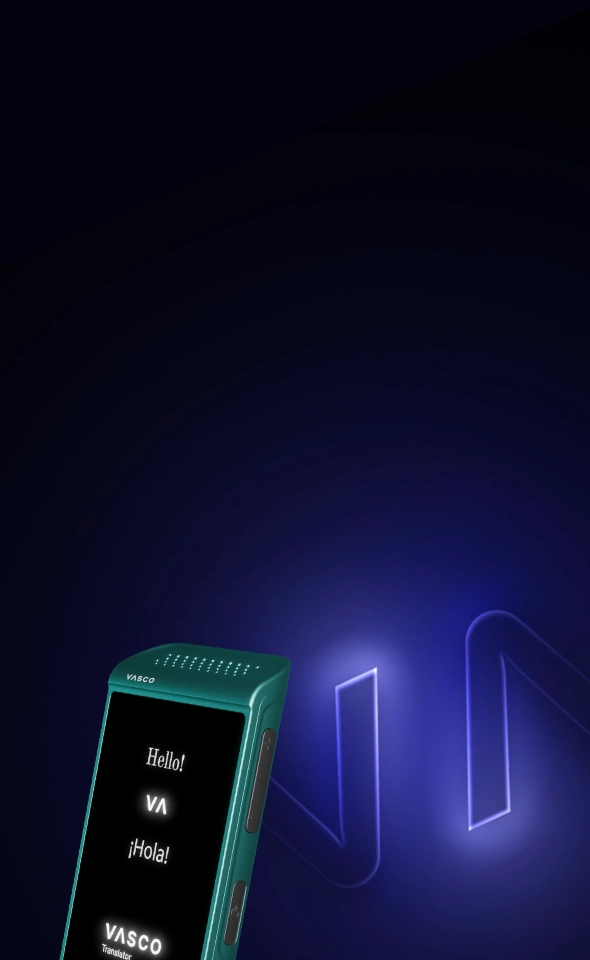Un dispositivo Vasco Translator M4 de color verde azulado, orientado hacia arriba, en la parte inferior izquierda de la imagen. La pantalla muestra los saludos «Hello!» y «¡Hola!» en letra blanca sobre fondo negro, separados por un logotipo «VA» estilizado. 